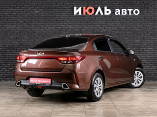 2022 Kia Rio IV Рестайлинг, коричневый, 1570000 рублей, вид 4