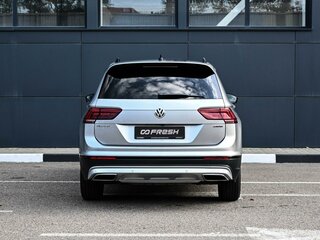 2018 Volkswagen Tiguan II, серебристый, 2674000 рублей, вид 4