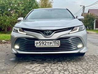 2019 Toyota Camry VIII (XV70), серебристый, 2000000 рублей, вид 3