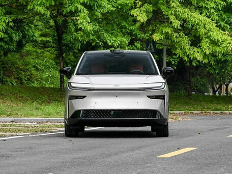 2026 Toyota bZ3X 58.3 kWh, серебристый, 2780000 рублей, вид 3