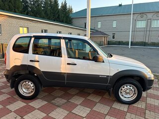 2018 Chevrolet Niva I Рестайлинг, белый, 730000 рублей, вид 3
