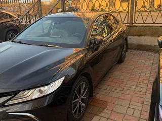 2021 Toyota Camry VIII (XV70) Рестайлинг, чёрный, 2950000 рублей, вид 2