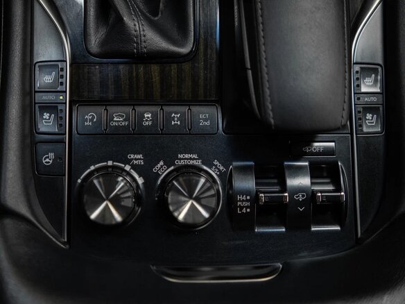 2016 Lexus LX 570 III Рестайлинг 2, белый, 7850000 рублей - вид 32