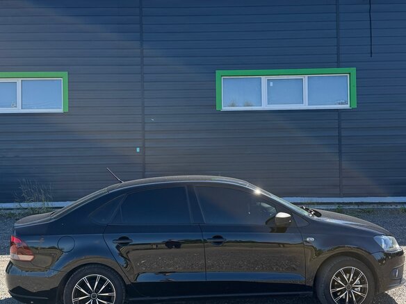 2014 Volkswagen Polo V, чёрный, 700000 рублей - вид 2
