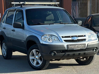 2018 Chevrolet Niva I Рестайлинг, серебристый, 740000 рублей, вид 2