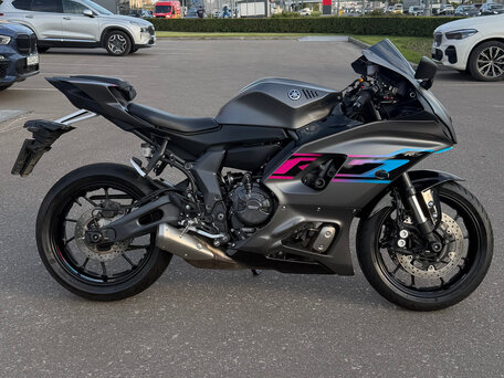 2024 Yamaha YZF-R7, серый, 1099000 рублей, вид 2