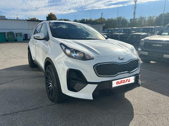 2018 Kia Sportage IV Рестайлинг, белый, 1623000 рублей - вид 1