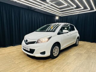 2013 Toyota Vitz III (XP130), белый, 759000 рублей, вид 2