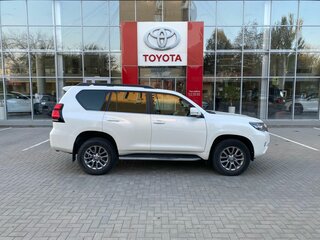 2020 Toyota Land Cruiser Prado 150 Series Рестайлинг 3, белый, 4850000 рублей, вид 4