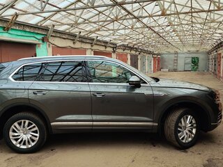 2020 Volkswagen Touareg III, серый, 6890000 рублей, вид 3