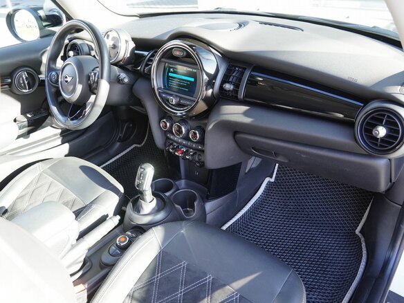 2021 Mini Hatch Cooper III (F55/F56) Рестайлинг 2, белый, 2580000 рублей - вид 12