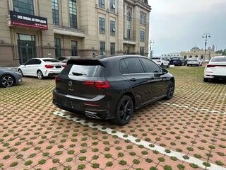 2022 Volkswagen Golf VIII, чёрный, 1750004 рублей, вид 4