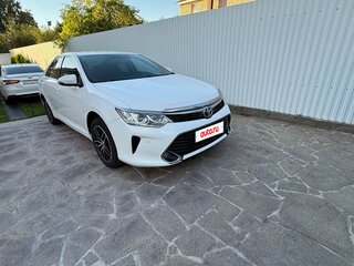 2016 Toyota Camry VII (XV50) Рестайлинг, белый, 2150000 рублей, вид 4