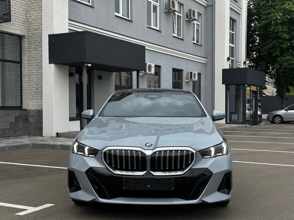 2024 BMW 5 серии 520i VIII (G60/G61/G68), серый - вид 1