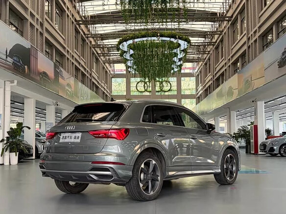 2023 Audi Q3 35 TFSI II (F3), серебристый, 2100000 рублей - вид 2