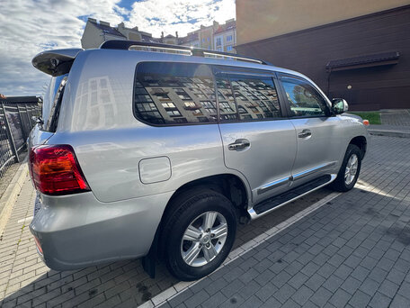 2014 Toyota Land Cruiser 200 Series Рестайлинг 1, серебристый, 5000000 рублей, вид 3