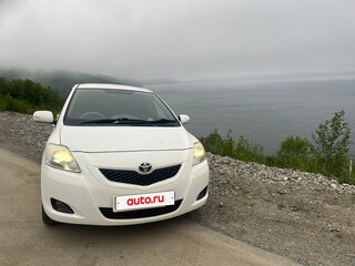 2009 Toyota Belta I, белый, 950000 рублей, вид 3