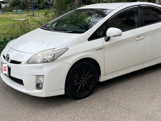 2011 Toyota Prius III Рестайлинг (XW30), белый, 900000 рублей, вид 1