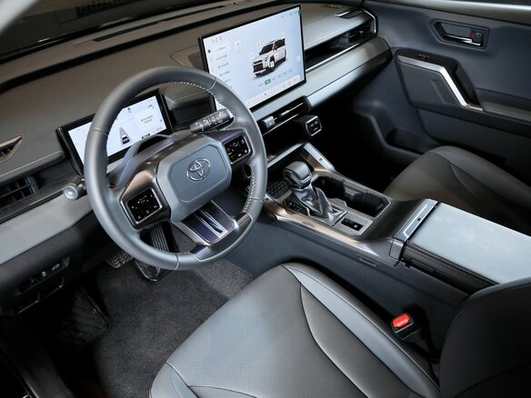 2026 Toyota RAV4 VI (XA60), чёрный - вид 14