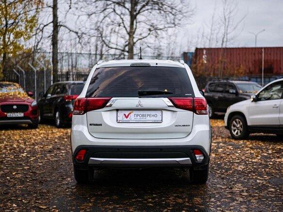 2015 Mitsubishi Outlander III Рестайлинг 2, белый, 1625000 рублей - вид 3