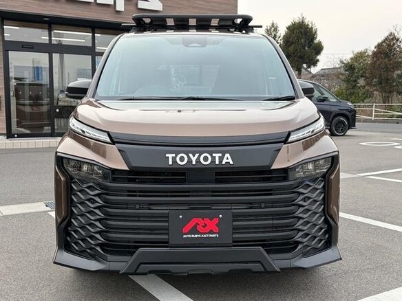 2023 Toyota Voxy IV (R90), коричневый, 4100000 рублей - вид 2