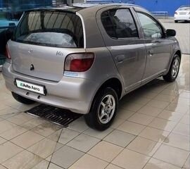 2001 Toyota Vitz I (P10), белый, 395000 рублей, вид 4