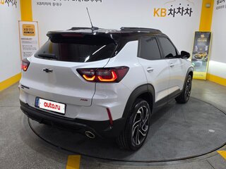 2023 Chevrolet TrailBlazer III, белый, 1870777 рублей, вид 2