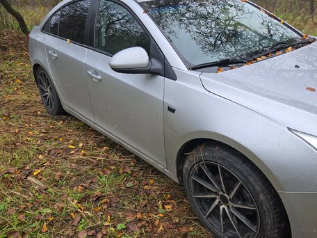 2013 Chevrolet Cruze I Рестайлинг, серебристый, 500000 рублей, вид 3