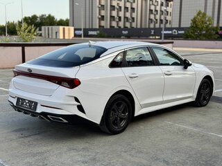 2021 Kia K5 III, белый, 1410000 рублей, вид 3