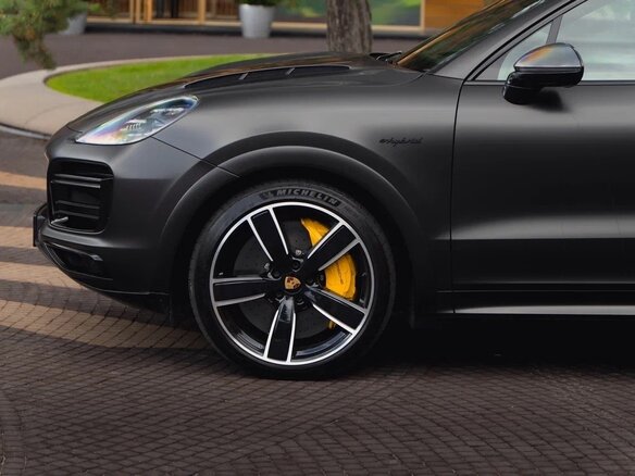 2020 Porsche Cayenne Turbo S E-Hybrid III, чёрный, 13000000 рублей - вид 11