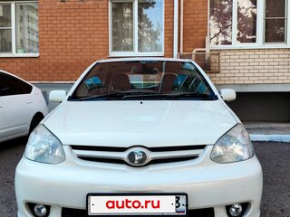 2002 Toyota Platz, белый, 385000 рублей, вид 1