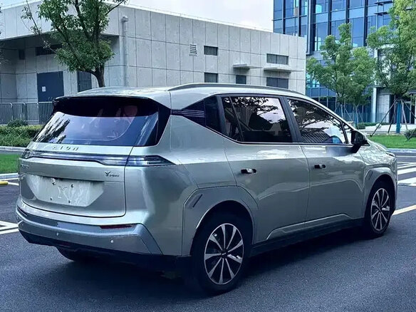 2024 Aion Y Plus 61.7 kWh, серый, 1344000 рублей - вид 3