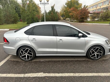 2016 Volkswagen Polo V Рестайлинг, серебристый, 860000 рублей, вид 5