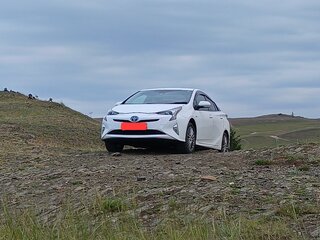 2018 Toyota Prius IV (XW50), белый, 1600000 рублей, вид 1
