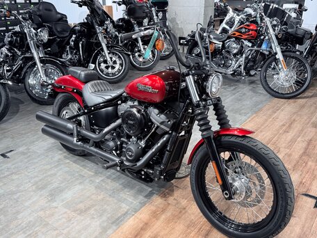 2017 Harley-Davidson Street Bob, красный, 1499000 рублей, вид 1
