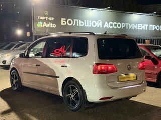 2013 Volkswagen Touran I Рестайлинг 2, белый, 1289000 рублей, вид 3