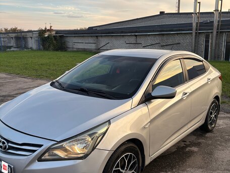 2014 Hyundai Solaris I Рестайлинг, серебристый, 690000 рублей, вид 2