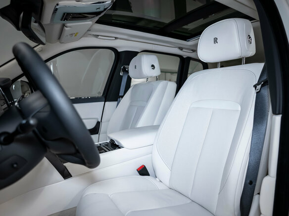 2025 Rolls-Royce Cullinan Black Badge I Рестайлинг (Series II), белый, 64500000 рублей - вид 17