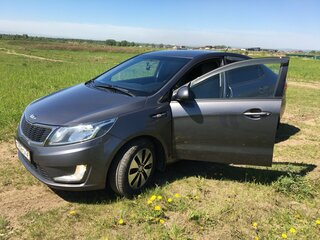 2013 Kia Rio 5-speed III, серый, 700000 рублей, вид 1