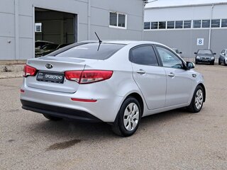 2015 Kia Rio III Рестайлинг, серебристый, 875000 рублей, вид 5