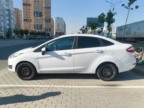 2018 Ford Fiesta Mk6 Рестайлинг, белый, 749000 рублей - вид 2