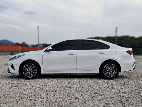2022 Kia K3 II Рестайлинг, белый, 1800000 рублей, вид 4
