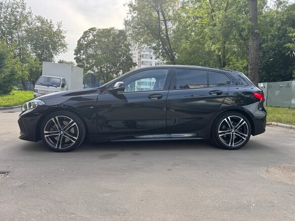 2021 BMW 1 серии 120i III (F40), чёрный, 3850000 рублей - вид 5