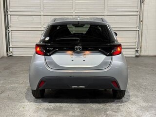 2023 Toyota Yaris IV, серебристый, 846911 рублей, вид 4