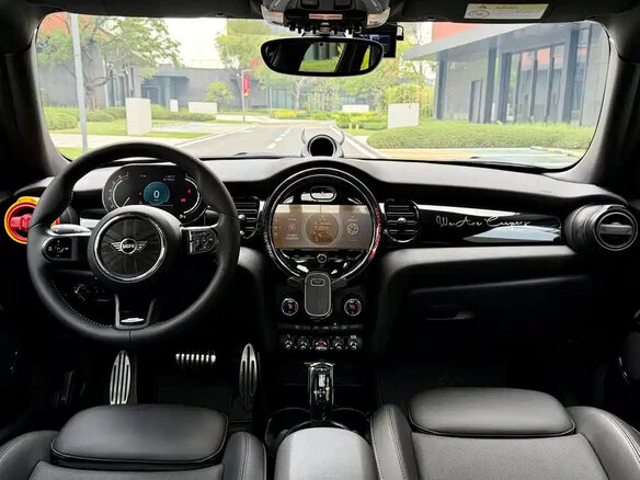 2022 Mini Hatch Cooper III (F55/F56) Рестайлинг 2, чёрный, 1800000 рублей - вид 10