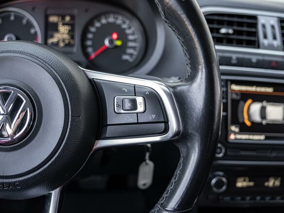 2019 Volkswagen Polo V Рестайлинг, красный, 1450000 рублей - вид 16