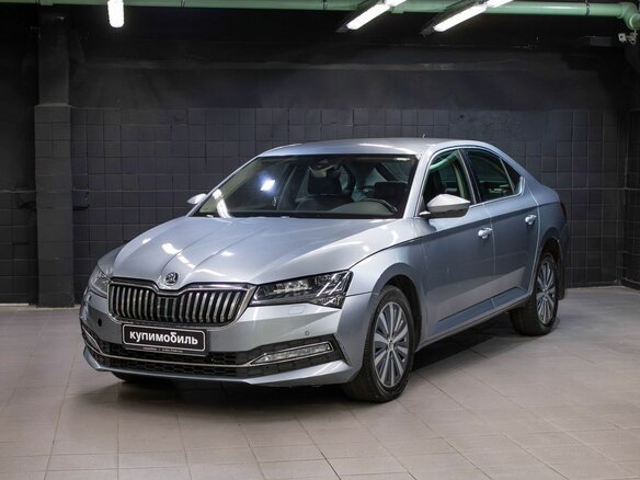 2021 Skoda Superb III Рестайлинг, серый, 1847000 рублей