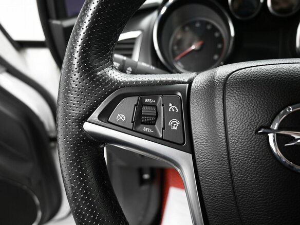 2013 Opel Astra GTC J Рестайлинг, белый, 1050000 рублей - вид 16