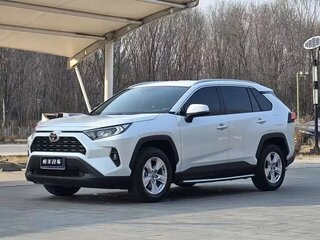 2024 Toyota RAV4 V (XA50), серебристый, 3678000 рублей, вид 1