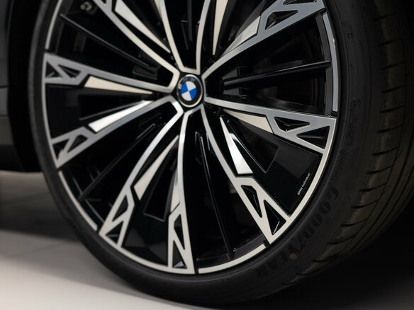 2026 BMW 7 серии 740 xDrive VII (G70) Рестайлинг, чёрный, 26290000 рублей - вид 38